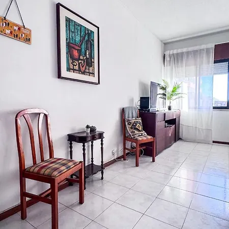 Big Luminous 4 Bedroom House Appartamento