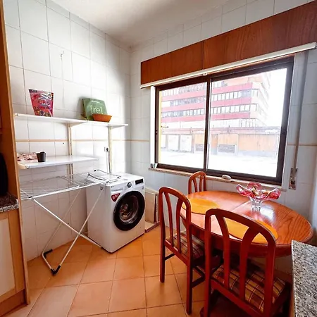 Big Luminous 4 Bedroom House Apartment *